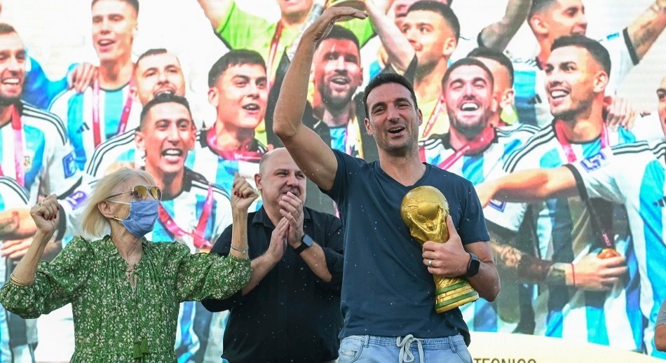 Scaloni recibió el homenaje de Pujato y remarcó que la