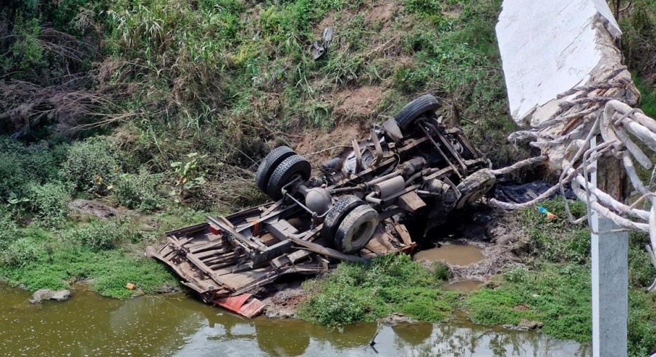 Autopista Rosario-Buenos Aires: un muerto y dos heridos al caer un camión desde un puente