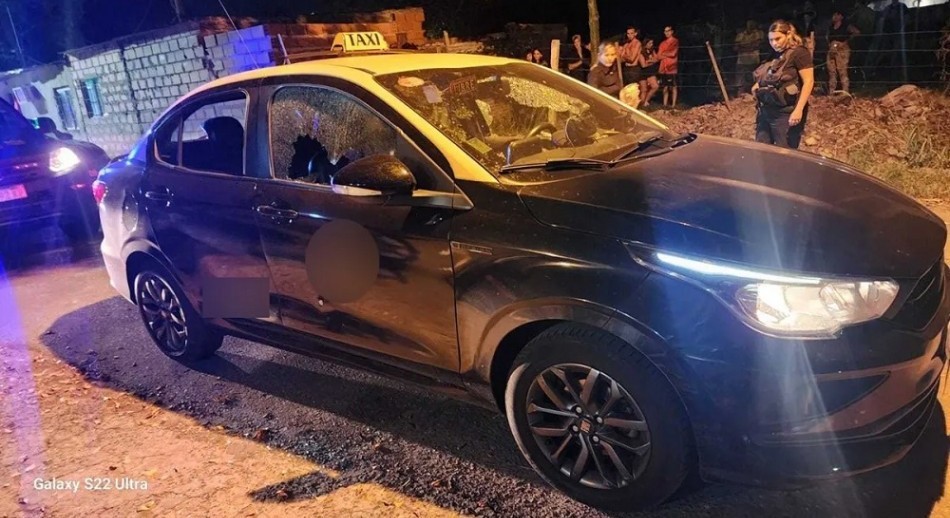 Rosario: tras el ataque al colectivero, incendiaron un taxi y balearon una comisaría