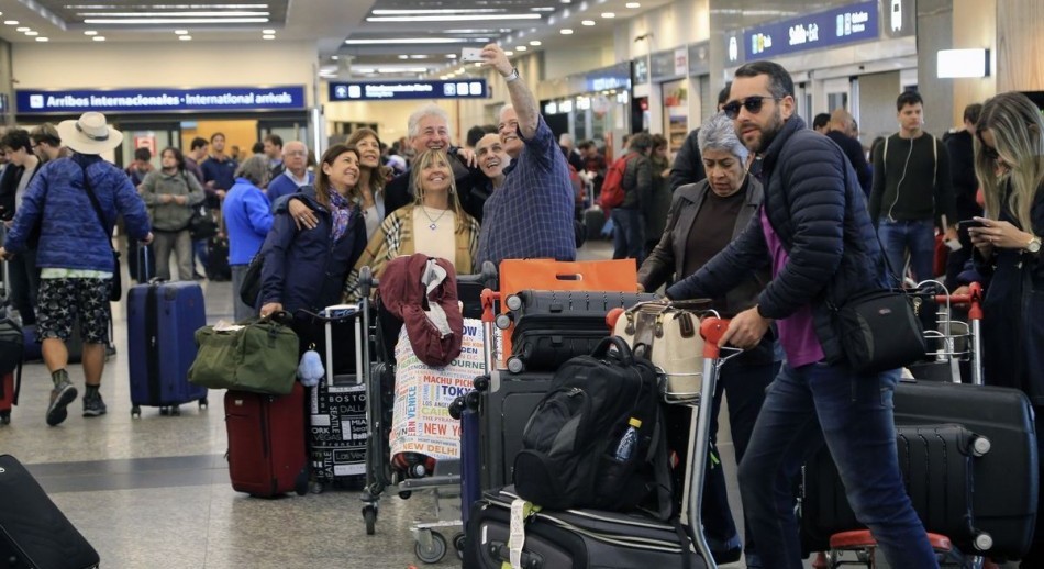 Demoras y cancelaciones en Aeroparque por asambleas de gremios aeronáuticos