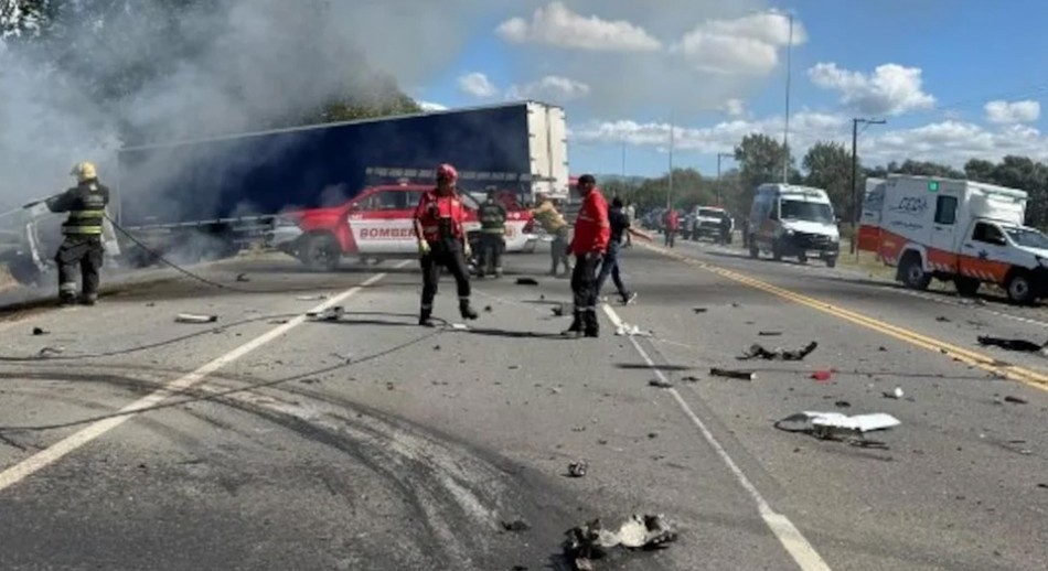 Murió carbonizado al chocar con un camión en Córdoba: su pareja se arrojó antes