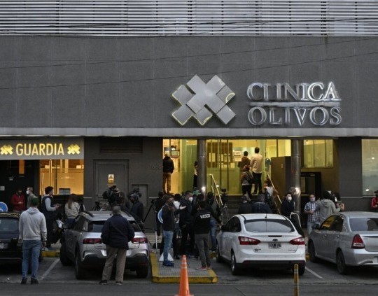 Allanaron la clínica donde habían operado a Maradona