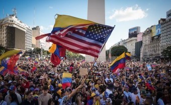 Festejos en el Obelisco e indignación en el PJ y la izquierda por la caída de Maduro