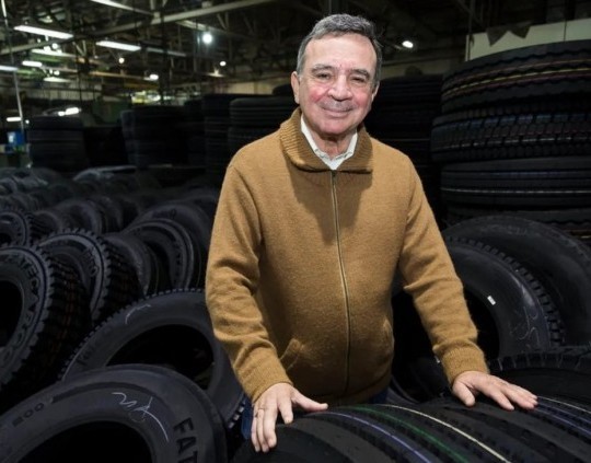 Caputo elimina arancel para el aluminio y vuelve a golpear al dueño de FATE