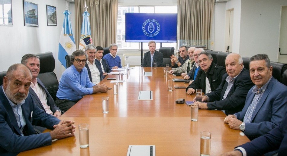 Acuerdo entre las empresas de colectivos y el Gobierno: Prometen reducir las demoras