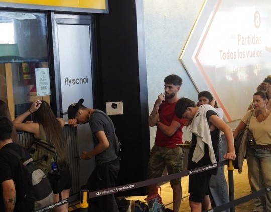 Flybondi lleva más de una semana sin volar y suspendió a toda su tripulación