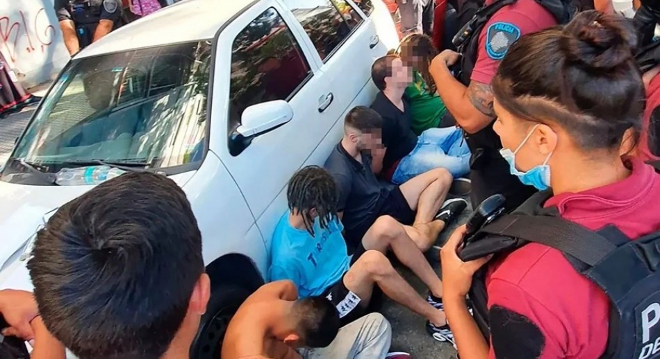 Seis detenidos acusados de violar en grupo a una joven dentro de un auto
