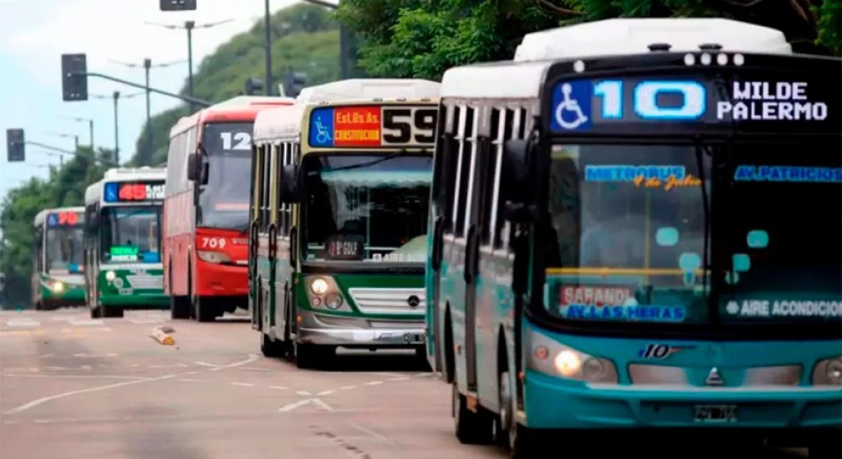 El Gobierno estudia “aumento de 40% en el boleto de colectivos de CABA”