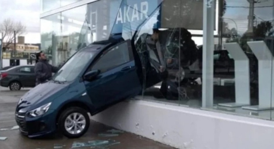 Chubut: Puso en marcha un auto 0 Km atravesó un ventanal