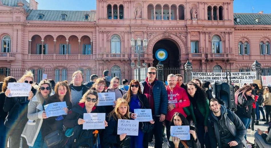 Movilización del sector de la discapacidad por la falta de pago en prestaciones