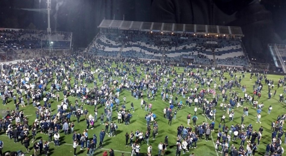 Brutal represión en Gimnasia-Boca: un hombre murió de un infarto